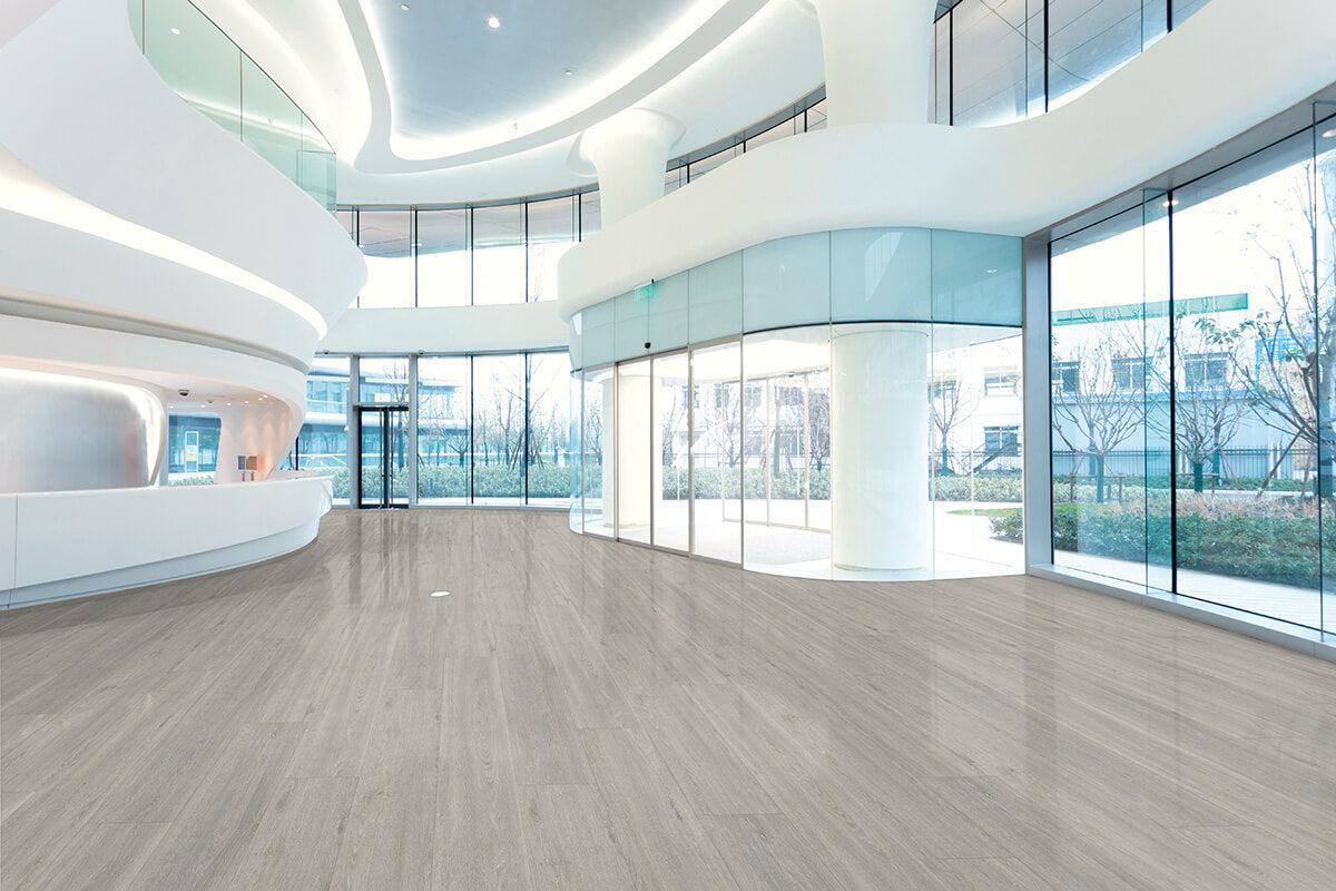 Vinylboden IPC Rubin XL Eiche seidengrau, Klebevinyl, Nahaufnahme der texturierten Holzoptik und Klebefläche.