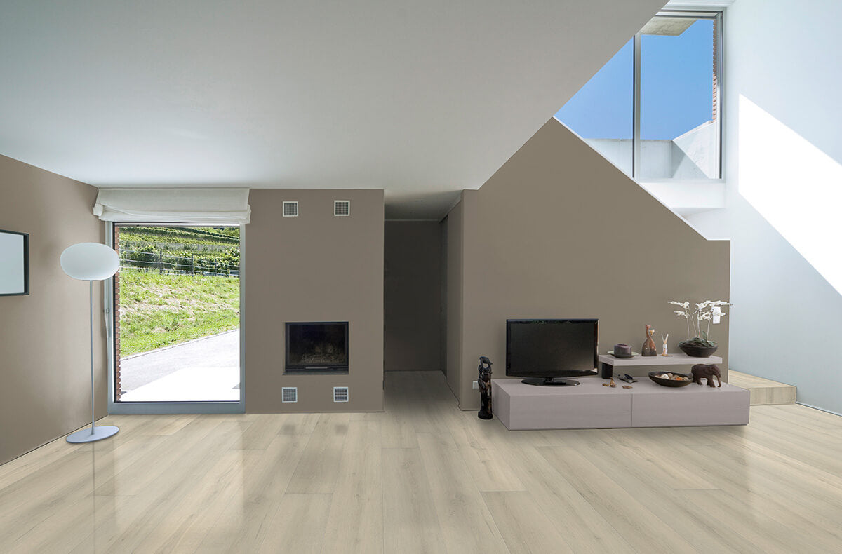 Helles Klick-Vinylboden IPC Topas XXL in Eiche sägerau beige-grau, sichtbare Holzstruktur und Klick-Verbindung.
