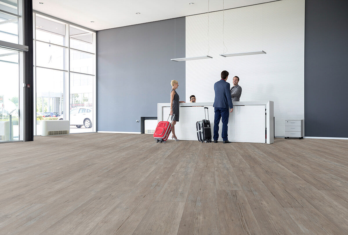 IPC Topas XXL Klick-Vinylboden aus Fichte Altholz in delphingrau, mit Holzmaserung und robustem Vinyldesign.