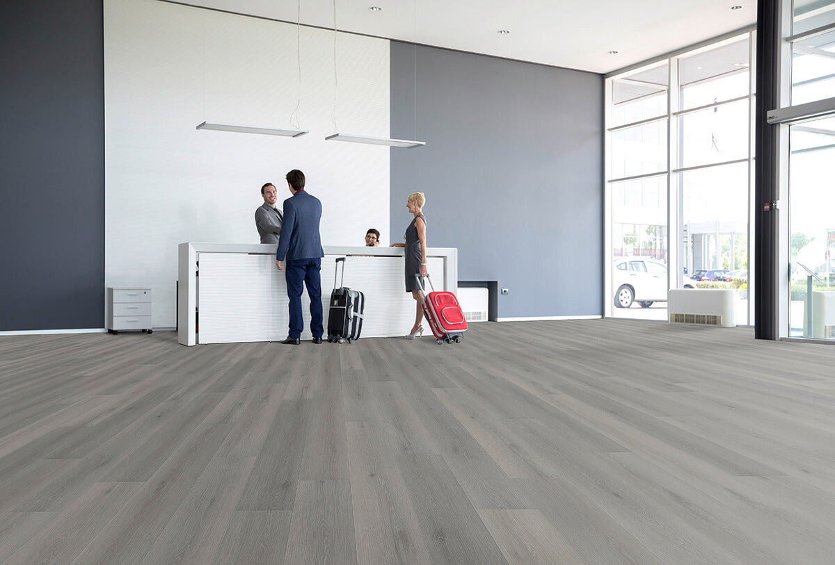 Vinylboden IPC PWK 0,55 Gent in dunklem Holzdesign, Klick-Vinyl, zeigt die strukturierte Oberfläche und Klick-Verbindung.