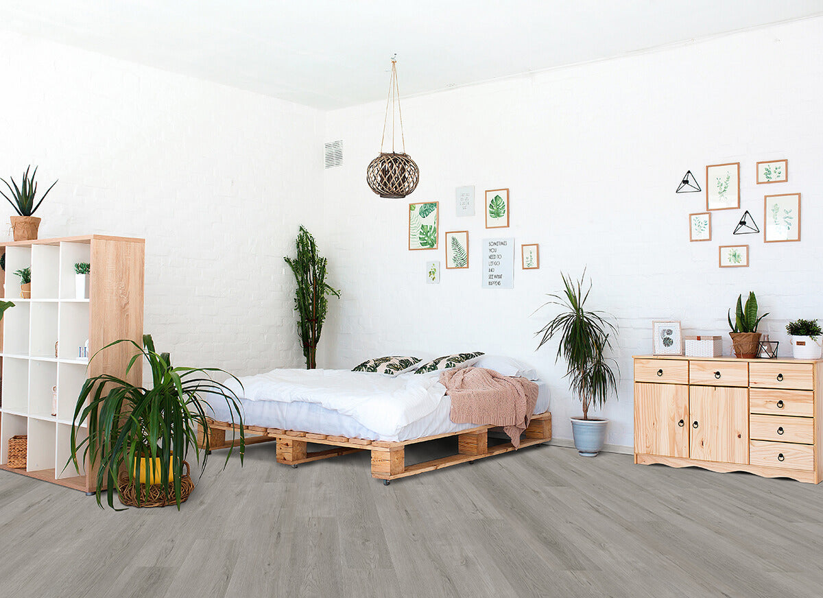 Helles schwarzes IPC PWK 0,55 Haag Klick-Vinylboden mit Holzoptik, Bodenbelag aus Vinyl, detailreiche Textur sichtbar