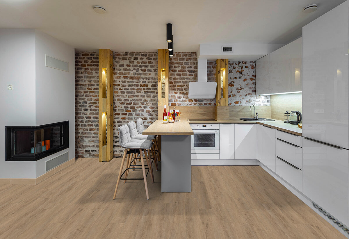 Vinylboden IPC PWK 0,55 Rom in dunklem Klick-Vinyl-Design, mit Holzoptik und strukturierter Oberfläche.
