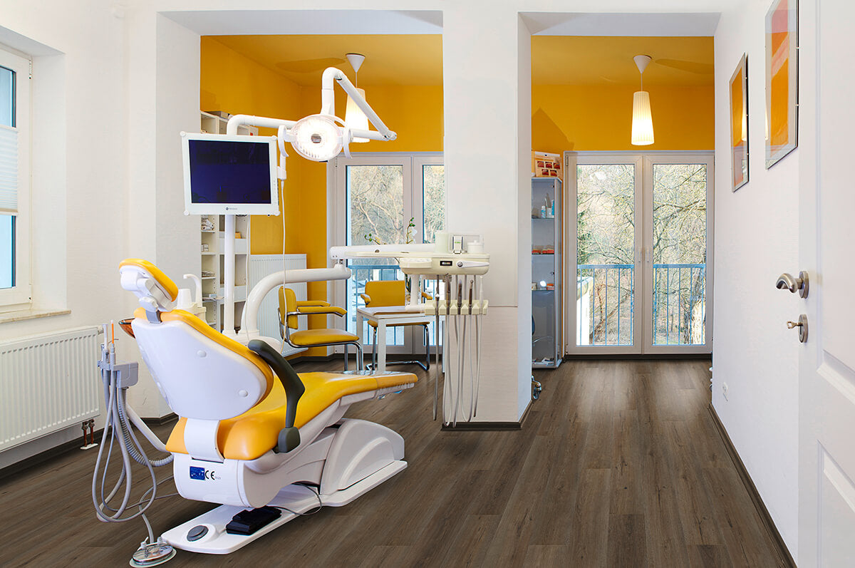 Vinylboden IPC PWK 0,55 Zug aus Klebevinyl in Weiß mit schwarzem Muster, langlebige Oberfläche, robustes Design