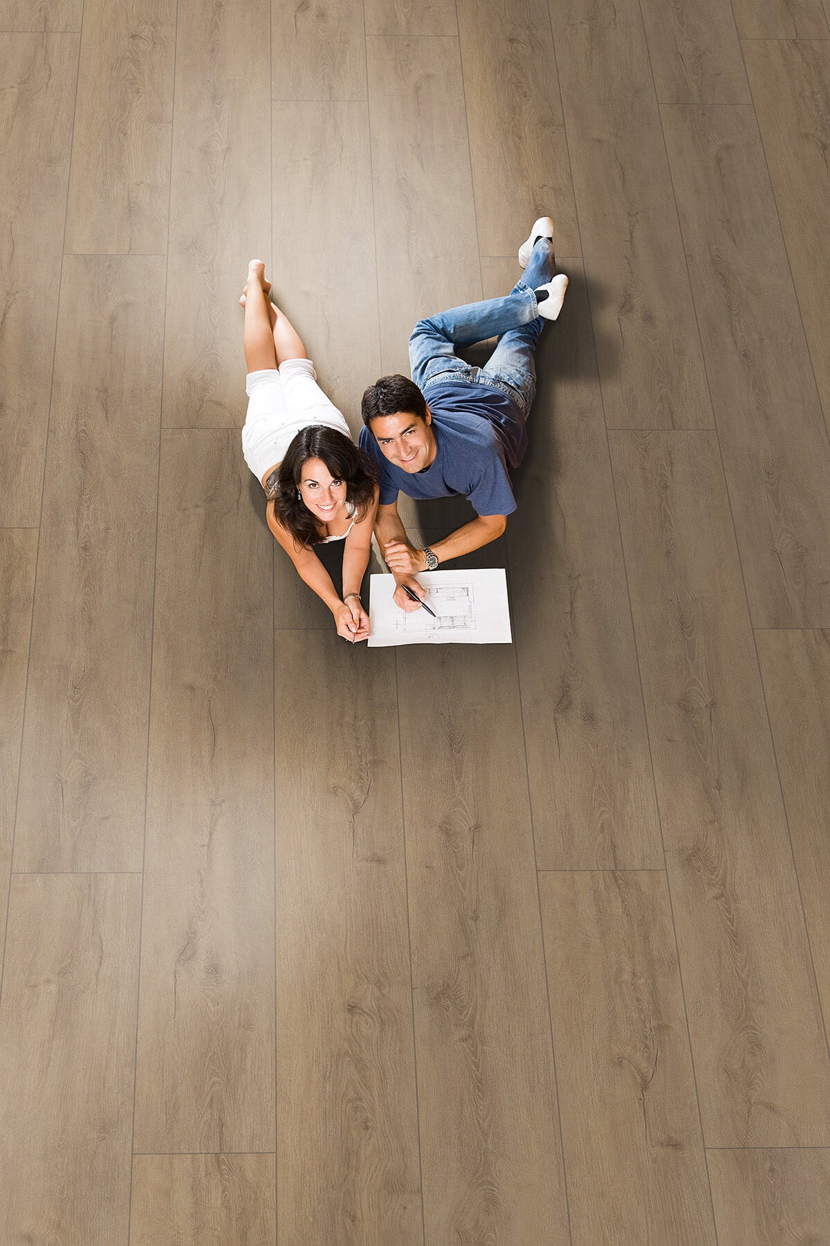 Vinylboden IPC Smaragd Eiche nerzbraun, Klebevinyl, mit Holzmaserung und warmer brauner Holzoptik, für moderne Raumgestaltung