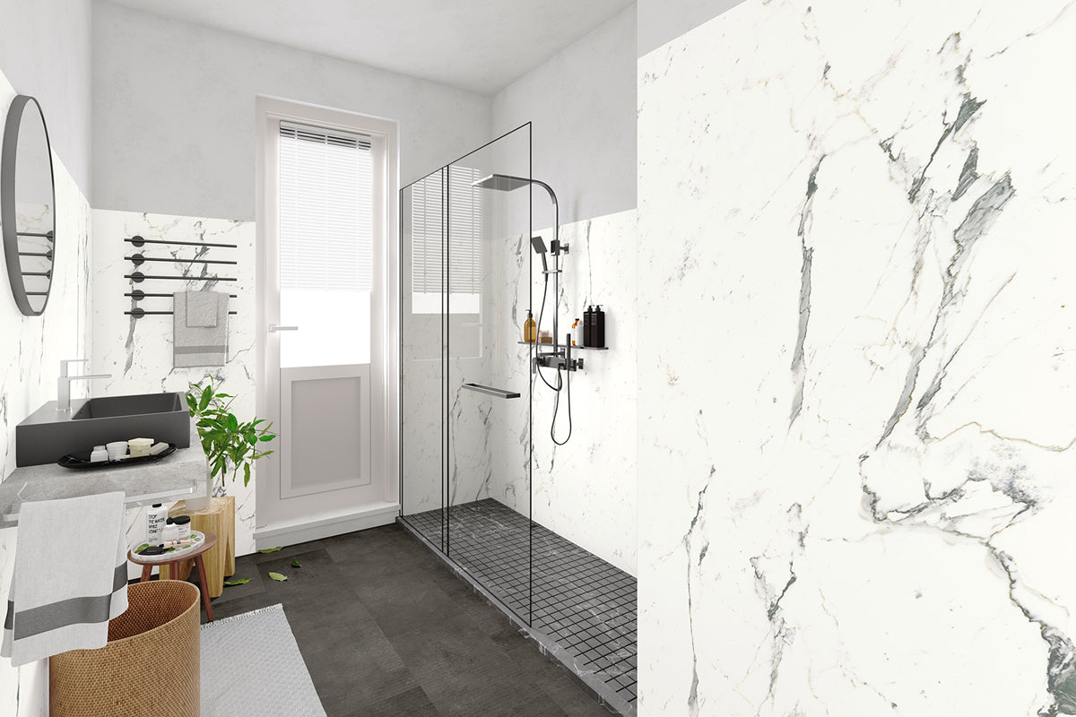 Heller Vinylboden mit Carrara-Design in Weiß von Ceramin, PVC-freie Designfliese mit Marmor-Optik, Nahaufnahme des Musters