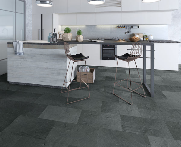 Ceramin Vinylboden Negrar Off-Black, PVC-freie Designfliese mit dunklem, modernen Muster, ideal für stilvolle Räume.
