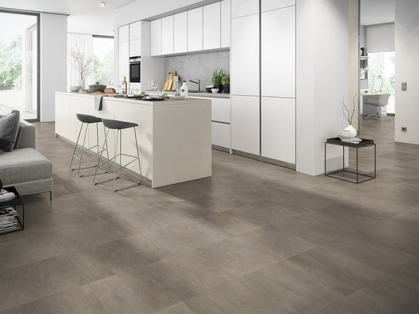 Vinylboden Ceramin Milone in mittelbraun, PVC-freie Designfliese, moderne Vinylbodenfliese mit Holzmaserung in natürlichem Look