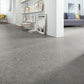 Vinylboden Ceramin Carona Rocket Grey, PVC-freie Designfliese in grauem Steinmuster, langlebig und modern für Wohnräume