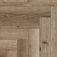 Vinylboden COREtec Naturals Herringbone Acorn, 50 LVPEH 854, mit Hahnentritt-Muster in warmem Holzdesign, detailreiche Oberfläche