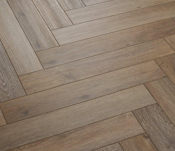 Vinylboden COREtec Naturals Herringbone Acorn in Eiche-Muster, langlebig und stilvoll für moderne Räume, Nahaufnahme des Musters