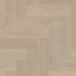 Vinylboden COREtec Naturals Herringbone Aurora mit Echtholzoptik, helles Hahnentreppen-Design, langlebig und stilvoll.