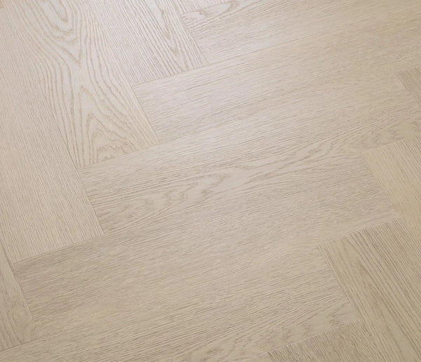 Vinylboden COREtec Naturals Herringbone Aurora in Holzoptik, detailreiche Maserung und elegante Heringbortenmuster, langlebig.