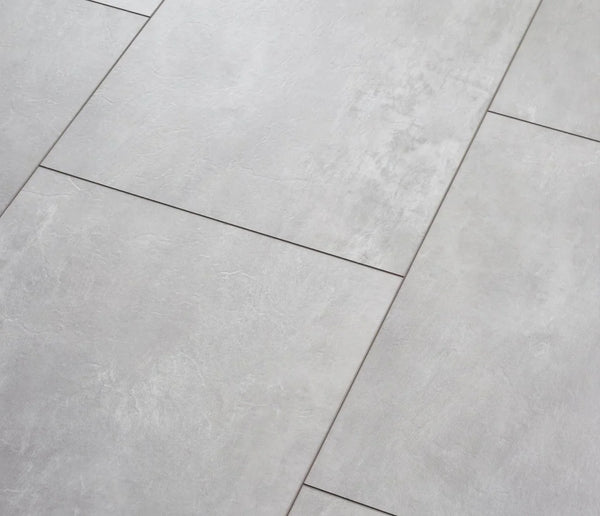 Vinylboden von COREtec, The Essentials Tile+ Columba 53, mit hellgrauem Fliesenmuster, langlebig und stilvoll für moderne Räume