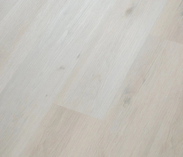 COREtec ProPlus 1200 Comcast Vinylboden, braune Holzoptik, langlebiges Vinyl, zeigt die Textur und Muster des Bodenbelags.