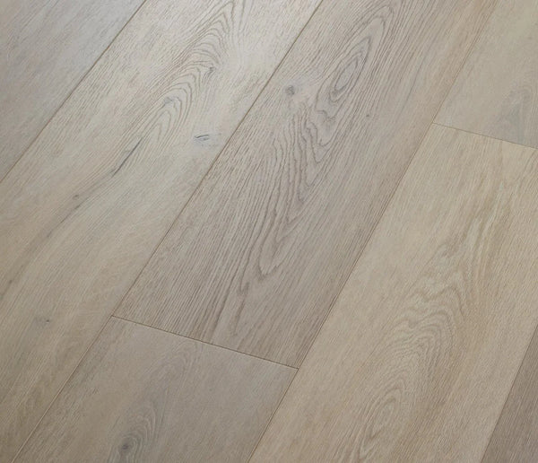 COREtec Vinylboden Egmont in hellem Holzdesign, langlebig und strapazierfähig, bietet eine elegante Bodenlösung für moderne Räume.