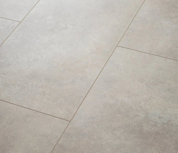 Vinylboden COREtec Ceratouch B-Series Etna 0893B mit Holzmaserung und brauner Oberfläche, Blick auf die Textur des Bodenbelags.
