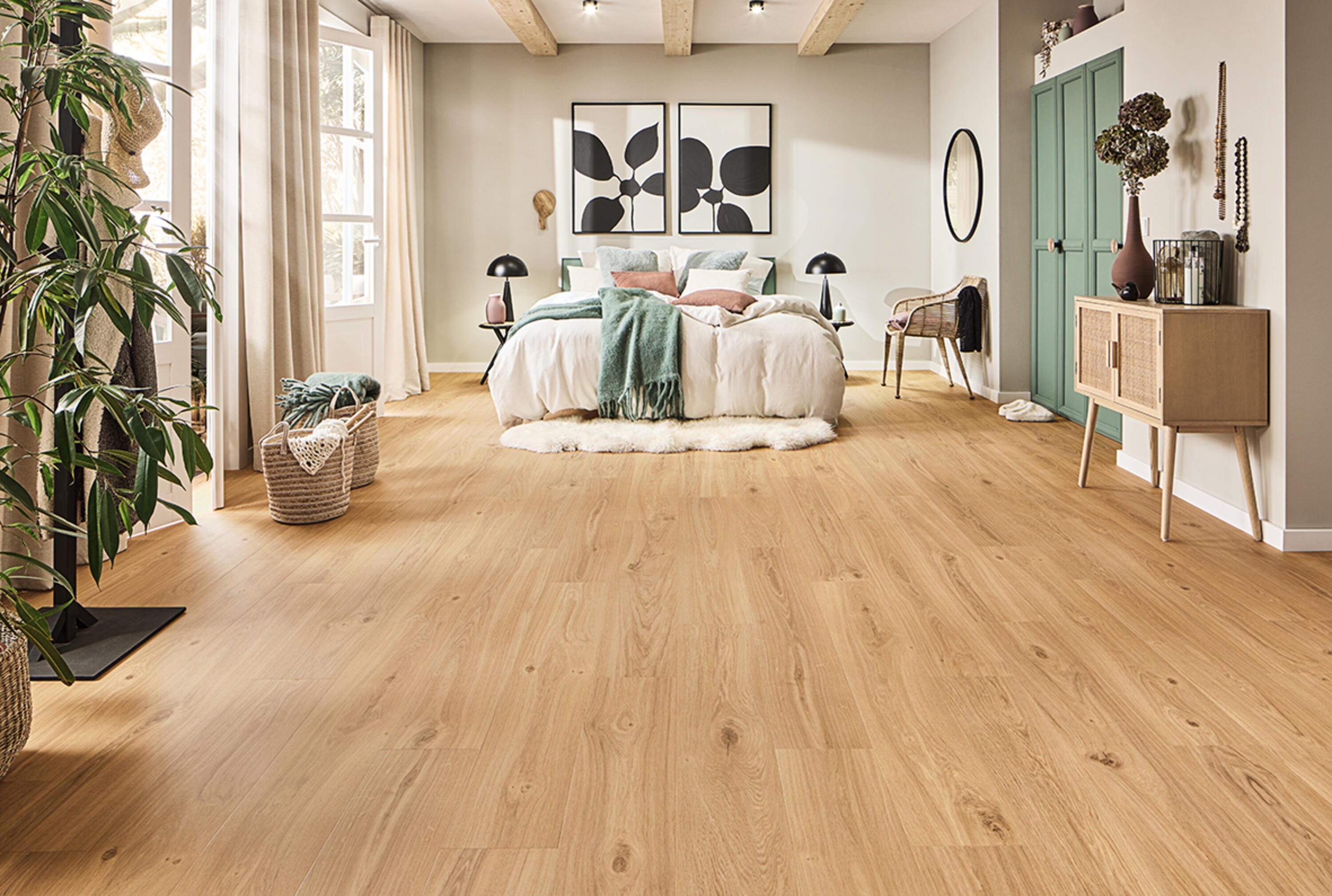 Schlafzimmer mit Vinylboden Tarkett iD Inspiration 30 Classics Country Oak Honey in warmer Eichenoptik, verlegt als Klebevinyl