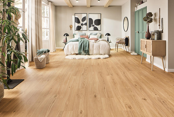 Schlafzimmer mit Vinylboden Tarkett iD Inspiration 30 Classics Country Oak Honey in warmer Eichenoptik, verlegt als Klebevinyl