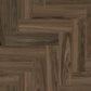COREtec Naturals Vinylboden im Fischgrätmuster in Juglans, braun-weißes Holzdesign, hochwertige Vinylbodenfläche.