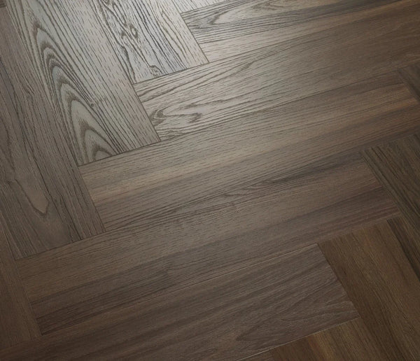 Vinylboden COREtec Naturals HBE Herringbone Juglans mit Holzmaserung und Hahnenkamm-Design, 50 LVRH 03088, detailreiche Oberfläche