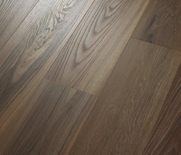 COREtec Naturals Vinylboden in Juglans 1800+++ mit Holzmaserung, detailreiche Oberfläche und natürliche Holzoptik.