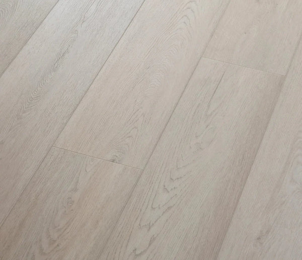 Vinylboden von COREtec, Kantara-Design, mit Holzmaserung in warmen Brauntönen, langlebig und stilvoll für moderne Räume.