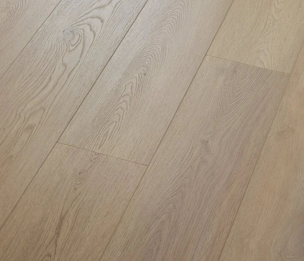 COREtec® XL-END Montclair Vinylboden in hellem Holzdesign, langlebig und pflegeleicht, für moderne Wohnbereiche.