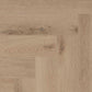 COREtec Naturals Herringbone Nimbus Vinylboden, heller Holzmuster, detailreiche Laminat-Optik, langlebig und stilvoll.