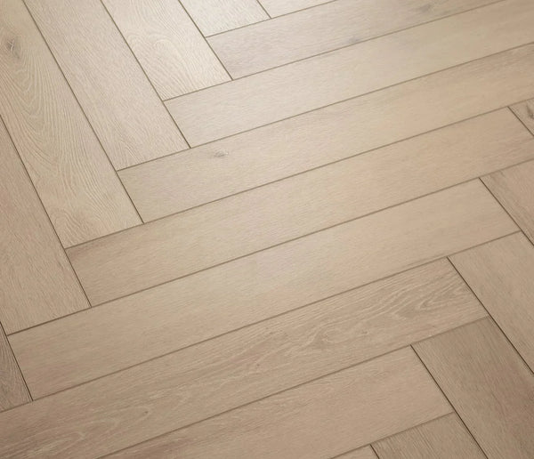 COREtec Naturals Vinylboden in Herringbone Nimbus mit natürlicher Holzmaserung und warmer Farbgebung, detailliertes Holzdesign.