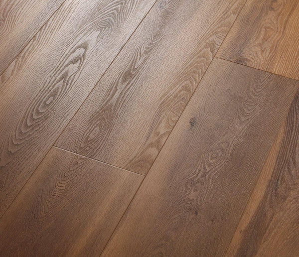COREtec Vinylboden The Essentials 1500+ Ocala Walnut mit Holzmaserung und warmem Braunton, langlebig und stilvoll für Böden.