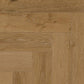 Vinylboden COREtec Naturals Herringbone Regina in Eichenoptik, geformt im klassischen Fischgrätmuster, detailliertes Bild.