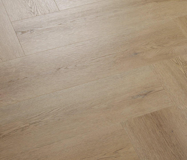 Vinylboden im Fischgrätenmuster aus Texas Oak von COREtec Naturals, langlebig und stilvoll für moderne Innenräume.