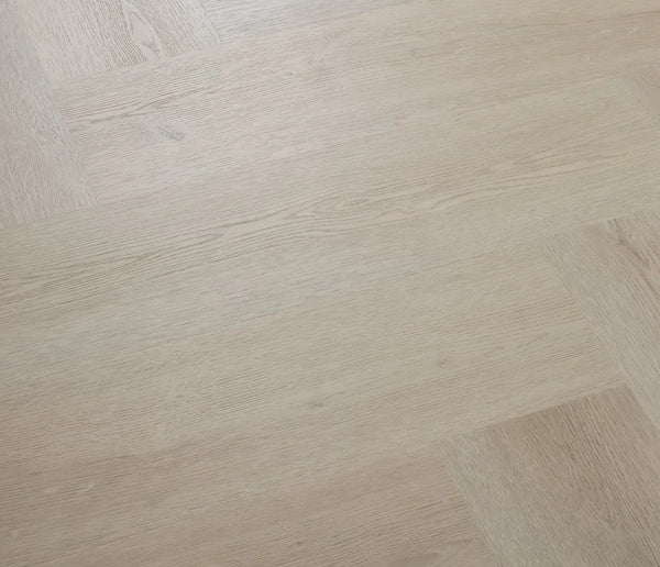 Vinylboden im Herringbone-Muster aus Texas Eiche von COREtec Naturals, zeigt detailreiches Holzdesign und strukturierte Oberfläche.