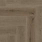 Vinylboden im Fischgrätenmuster aus Texas Oak von COREtec, Naturals Herringbone H86, zeigt die Holzstruktur und Farbnuancen.