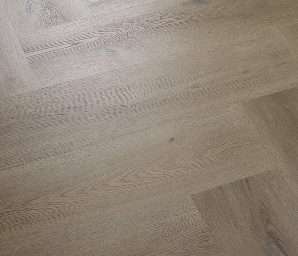 Vinylboden im Fischgrätmuster aus Texas Eiche von COREtec Naturals Herringbone Texas Oak H86, detailreiche Oberfläche und natürliche Maserung