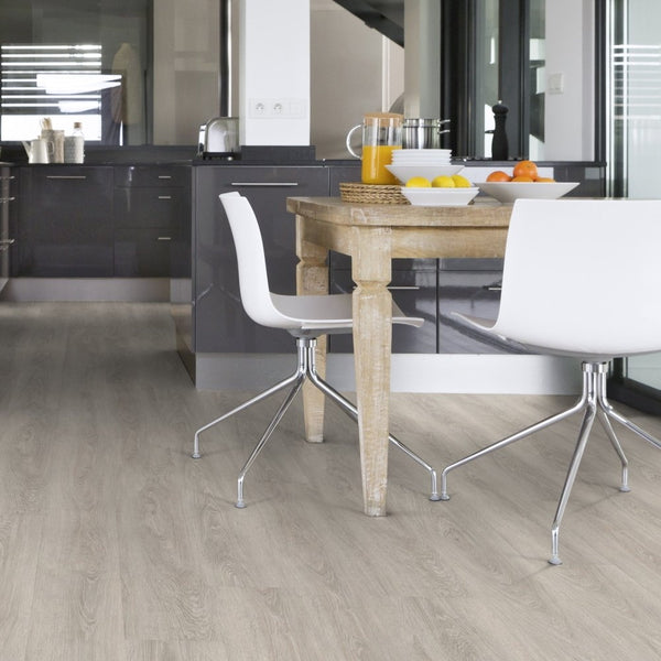 Gerflor Creation 30 Charming Oak Grey 1279 Vinylboden aus Klebevinyl, zeigt die graue Eichenholzoptik des Bodenbelags