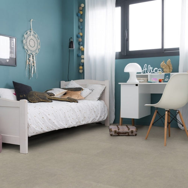 Gerflor Creation 40 Zen Bloom Uni Taupe 1412 Vinylboden, Klebevinyl, in einem Raum mit modernem Design