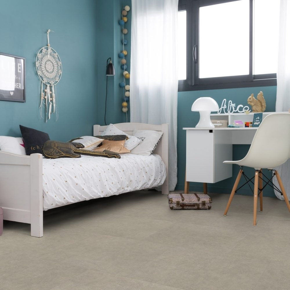 Gerflor Creation 40 Rigid Acoustic Zen Bloom Uni Taupe 1412 Vinylboden, Klick-Vinyl, glatte Oberfläche, Bodenbelag in Taupe.