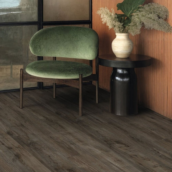 Vinylboden Gerflor Creation 55 Savage Oak Smoked 1710 mit Holzmaserung, klebefertig, langlebiges Vinyl für Wohnräume.