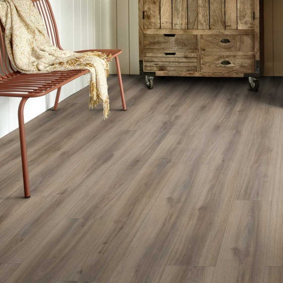 Vinylboden Moduleo Roots 40 Classic Oak 24864 aus Klebevinyl, detailreiche Holzoptik im Raum.