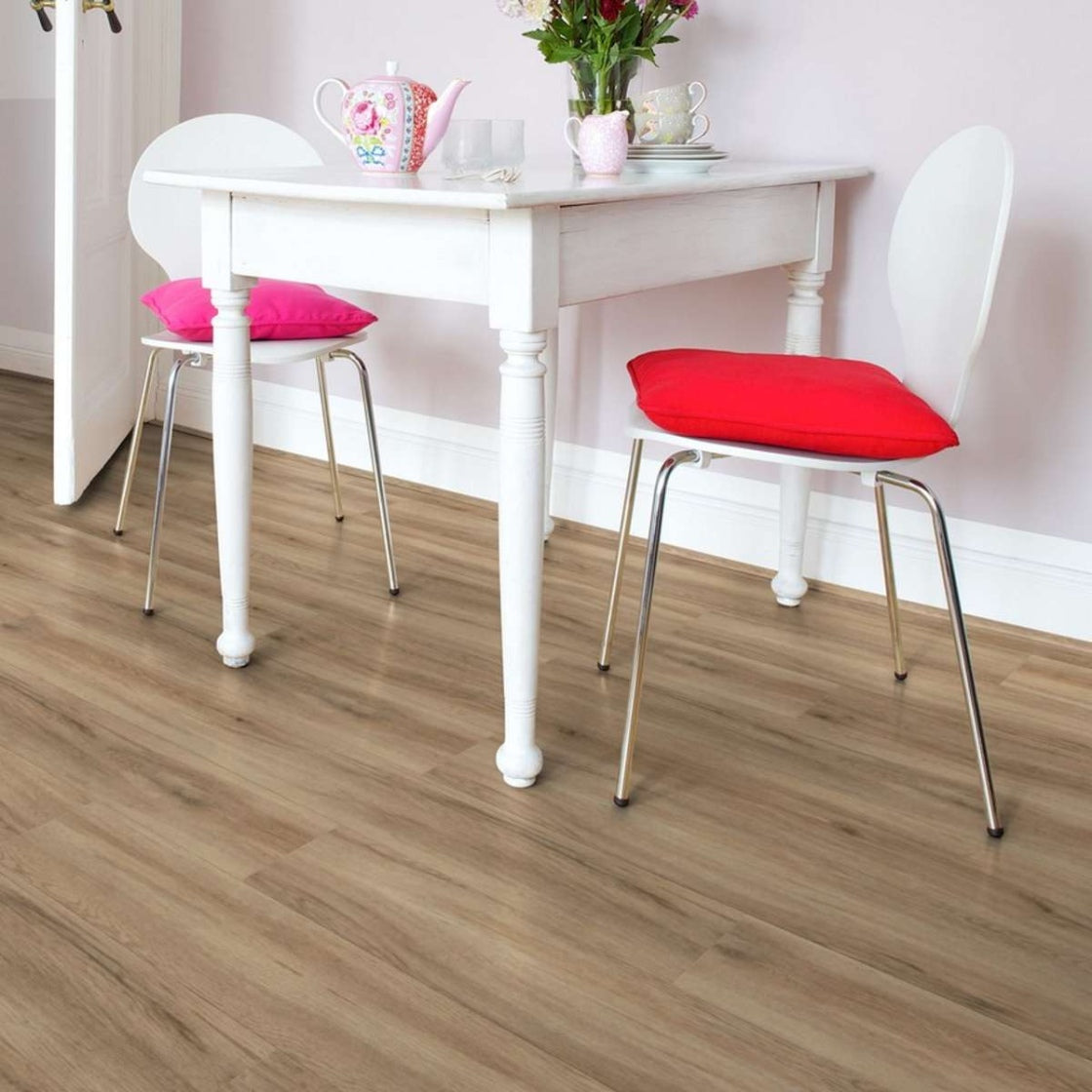 Vinylboden Project Floors ECO 3220 aus Bio-Vinyl, PVC-frei, mit klebender Oberfläche, zeigt naturähnliche Holzoptik.