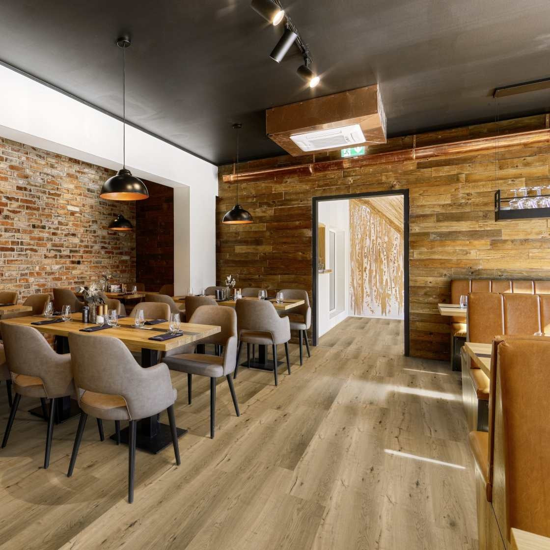 Vinylboden Project Floors floors@home PW 1381 in Eiche-Design, breite Klebevinyl-Designboden im natürlichen Holzlook.