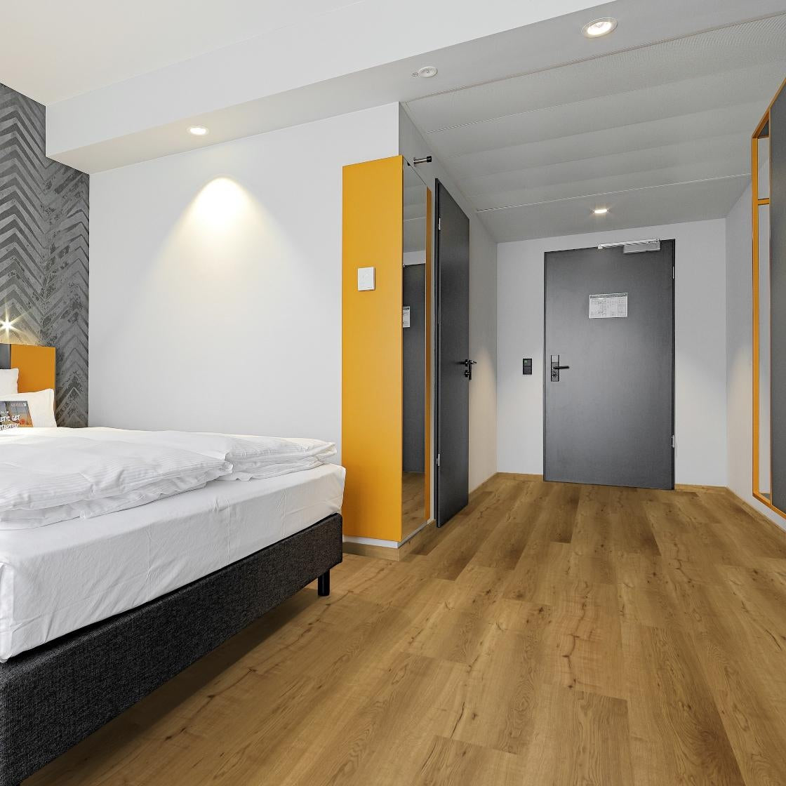 Vinylboden Project Floors floors@home PW 1383 in Eiche-Design, Klebevinyl, mit authentischer Holzoptik und breiten Dielen.