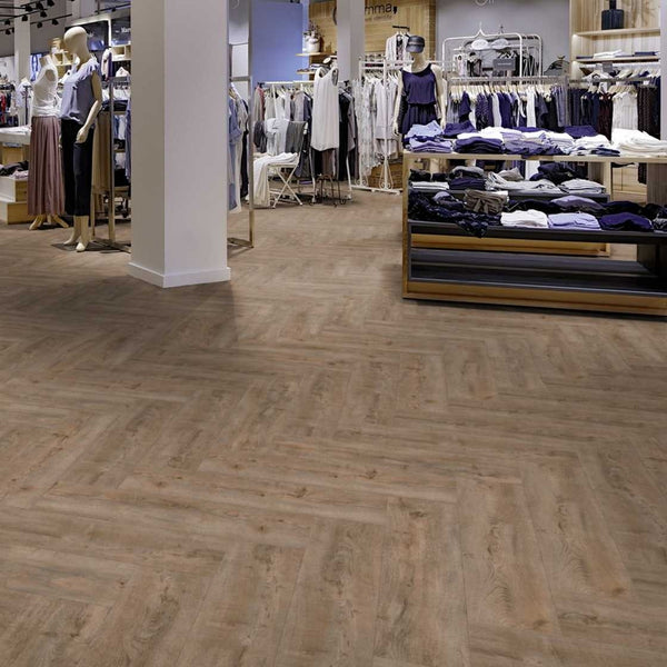Vinylboden Project Floors floors@work PW 3150 Fischgrät, 610×152 cm, Klebevinyl mit Fischgrätmuster auf hellem Boden.