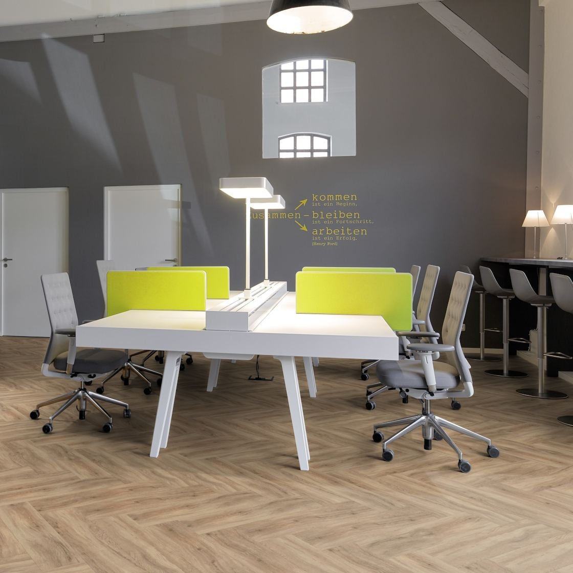 Vinylboden Project Floors floors@work PW 3220 Fischgrät, 610×152 cm, Klebevinyl mit Fischgrätmuster auf glatter Oberfläche