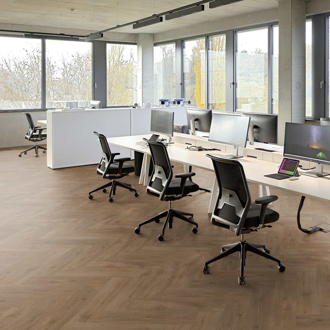 Vinylboden Project Floors floors@work PW 3260 Fischgrät, 610×152 mm, Klebevinyl mit Fischgrätmuster auf Holzuntergrund