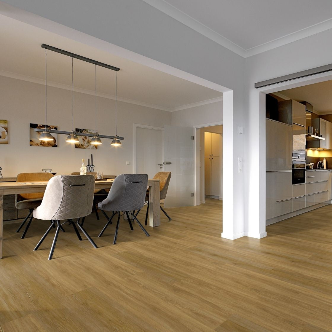 Vinylboden Project Floors floors@work PW 3915 in Eichenoptik, klebevinyl, mit Holzmaserung und breiter Planke, Nahaufnahme.