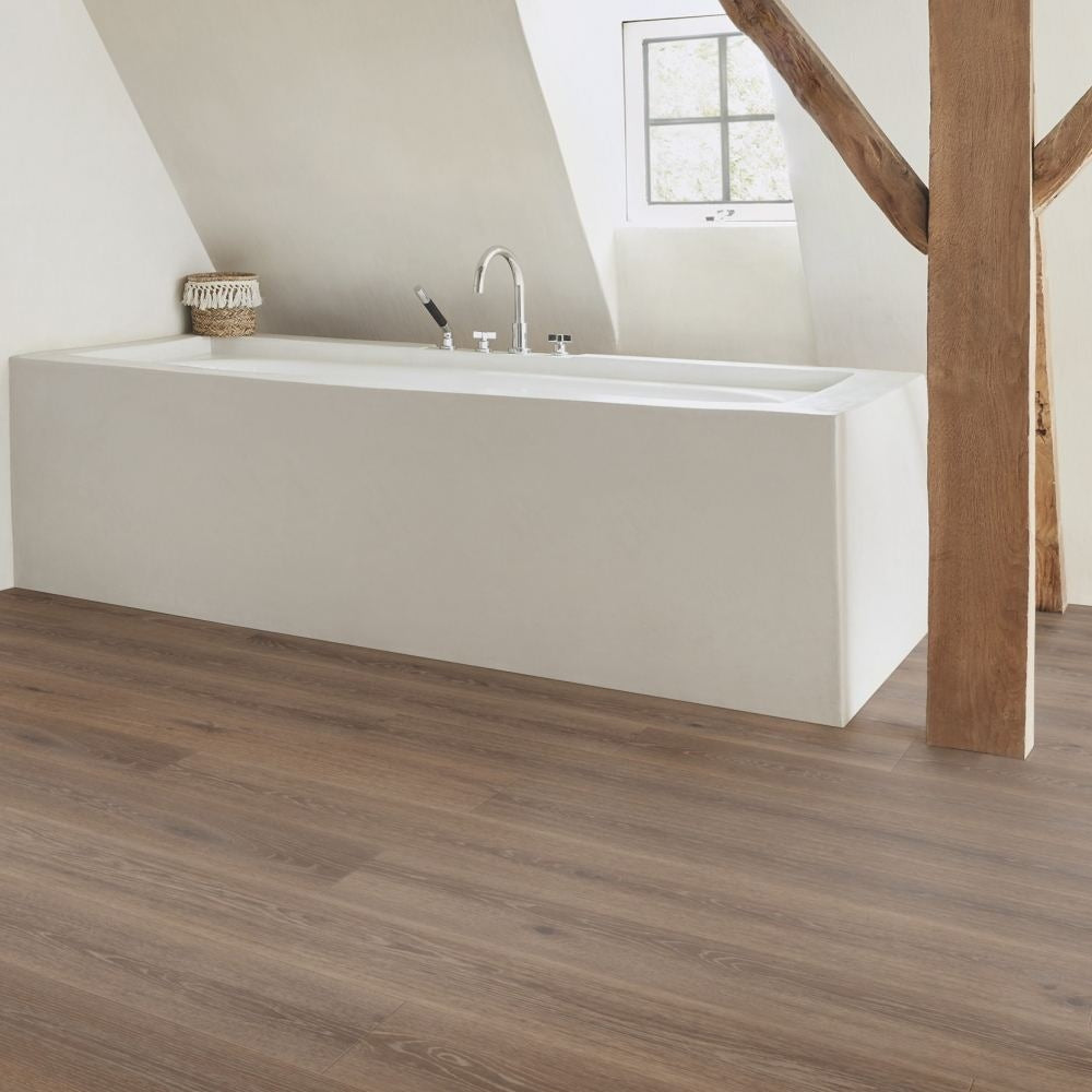 Vinylboden Tarkett iD Essence 30 Tribe Oak Mocha mit Holzmaserung und warmem Braunton, Klebevinyl für langlebige Bodenbeläge