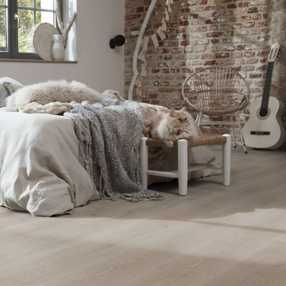 Vinylboden Tarkett iD Essence 55 Tribe Oak Grey mit Holzmaserung und grauem Farbton, langlebiger Klebevinylboden.