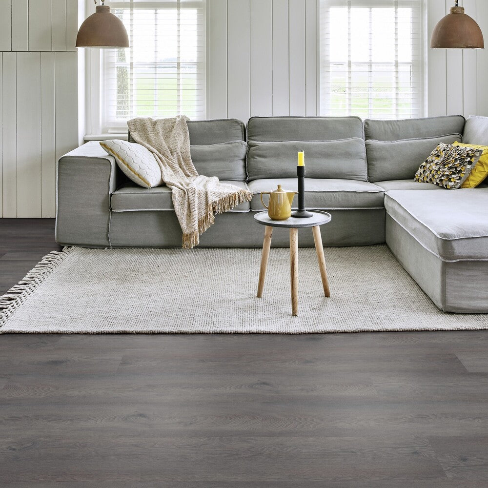 Modulor Roots 55 Galtymore Eichen-Vinylboden, Klebevinyl, mit natürlicher Eichenstruktur und warmer Holzakzent.